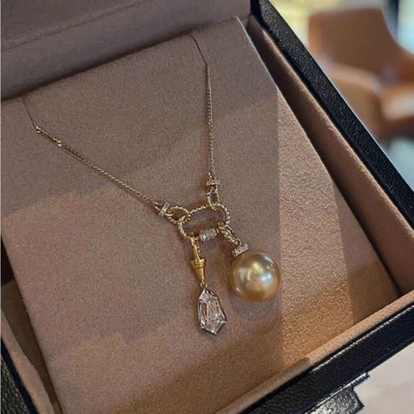 Anthropologie Jewelry - Elegant Gold Pearl Pendant Necklace R328